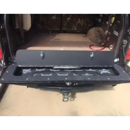 Modifica vano portaoggetti posteriore - Landcruiser serie 80 - Huracan Fabrication-Marine Carpet